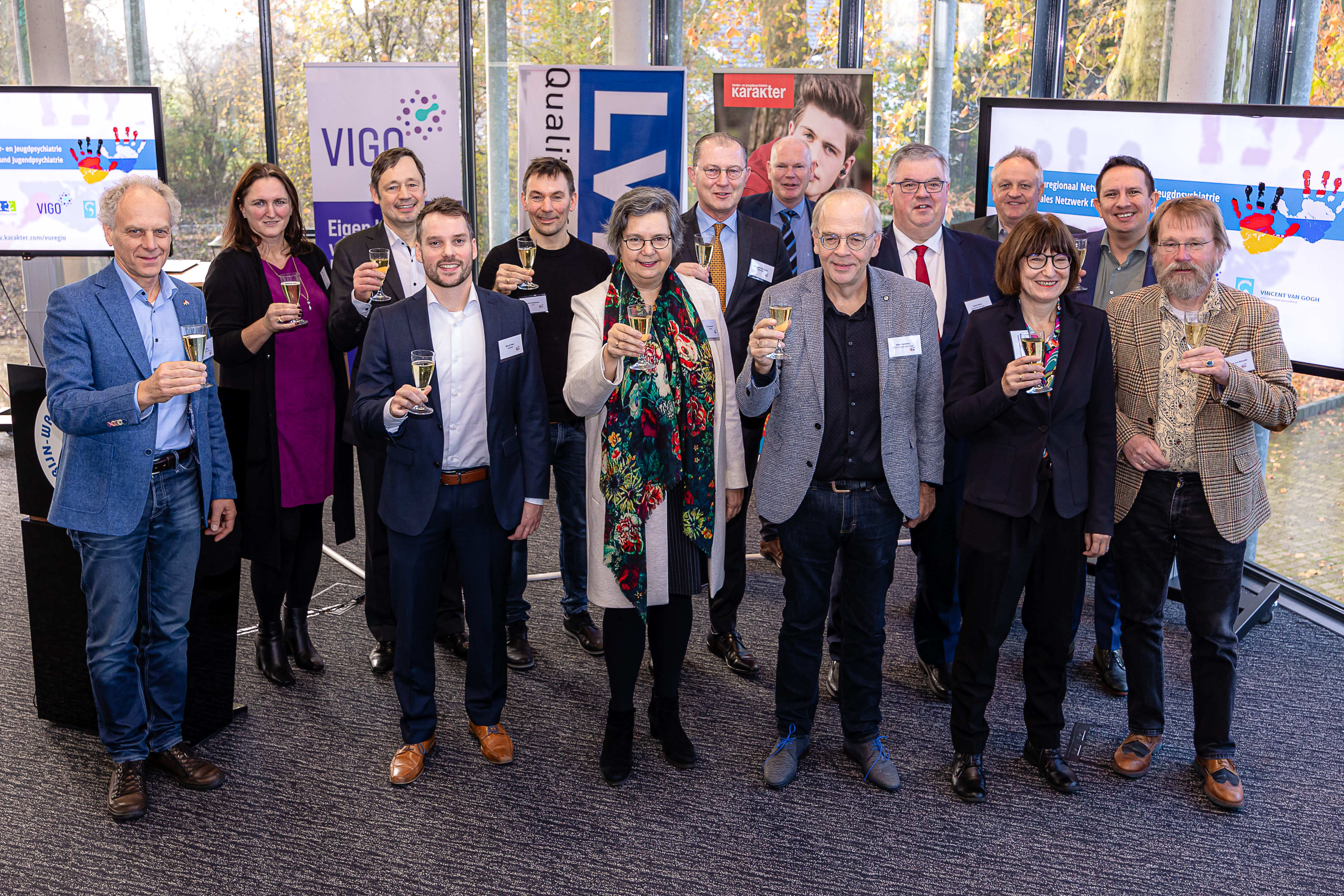 Ein Gruppe von Menschen die feierlich ihr Glas hochhalten zur Unterzeichnung der Deklaration