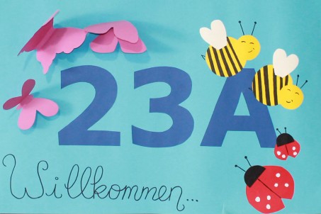 Foto des Eingangschildes der Station 23 A, der Kinder und Jugend Psychiatrie. Eine blaue Tafel mit der Zahl 23 A aufgemalt