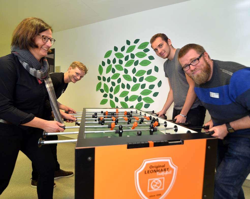Julia Dann (links) und Mato Charlier (rechts) beim ersten Tischkicker-Spiel