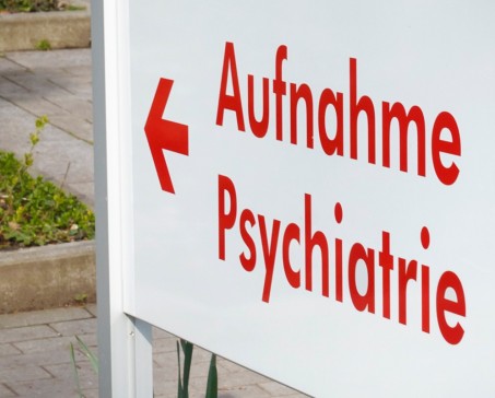 Ein Schild mit der Aufschrift